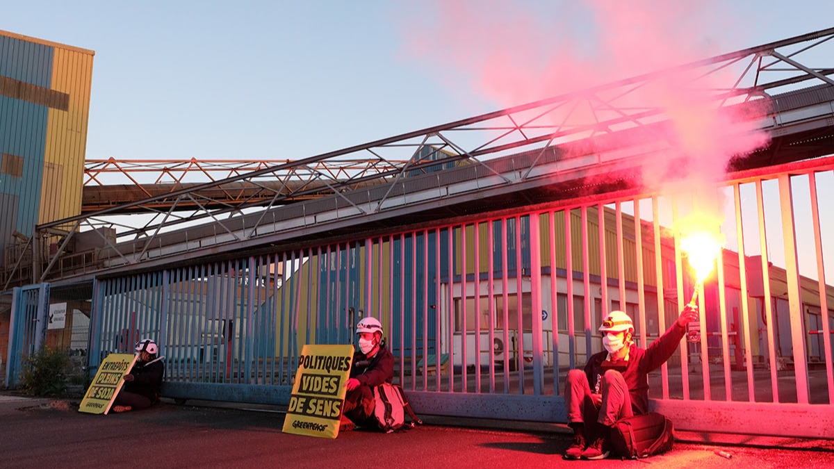 A Saint-Nazaire, des militants de Greenpeace bloquent un entrepôt...